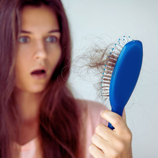 Stress et perte de cheveux : Stratégies Naturelles pour des Cheveux Forts"