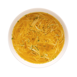 Bol de soupe poulet et nouilles préparée avec la préparation Ideal Protein, montrant des morceaux de poulet, des nouilles et des légumes dans un bouillon appétissant, parfait pour un repas sain et riche en protéines.