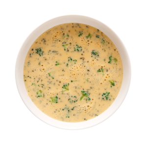 Bol de soupe brocoli fromage préparée avec la préparation Ideal Protein, montrant une texture crémeuse et appétissante, idéale pour un repas sain et riche en protéines.