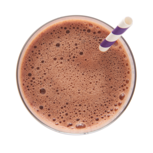 Smoothie au chocolat Ideal Protein, servi dans un verre stylé avec une paille, capturant l'essence d'une gourmandise saine. La boisson affiche une riche couleur chocolat, promettant un moment de plaisir intense et nutritif.