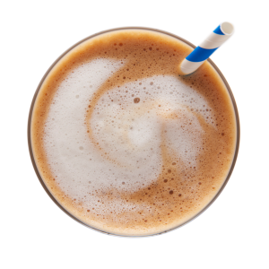 Smoothie cappuccino Ideal Protein, servi dans un verre élancé avec une mousse crémeuse sur le dessus, évoquant un café italien authentique tout en apportant une touche nutritive avec une riche teneur en protéines.